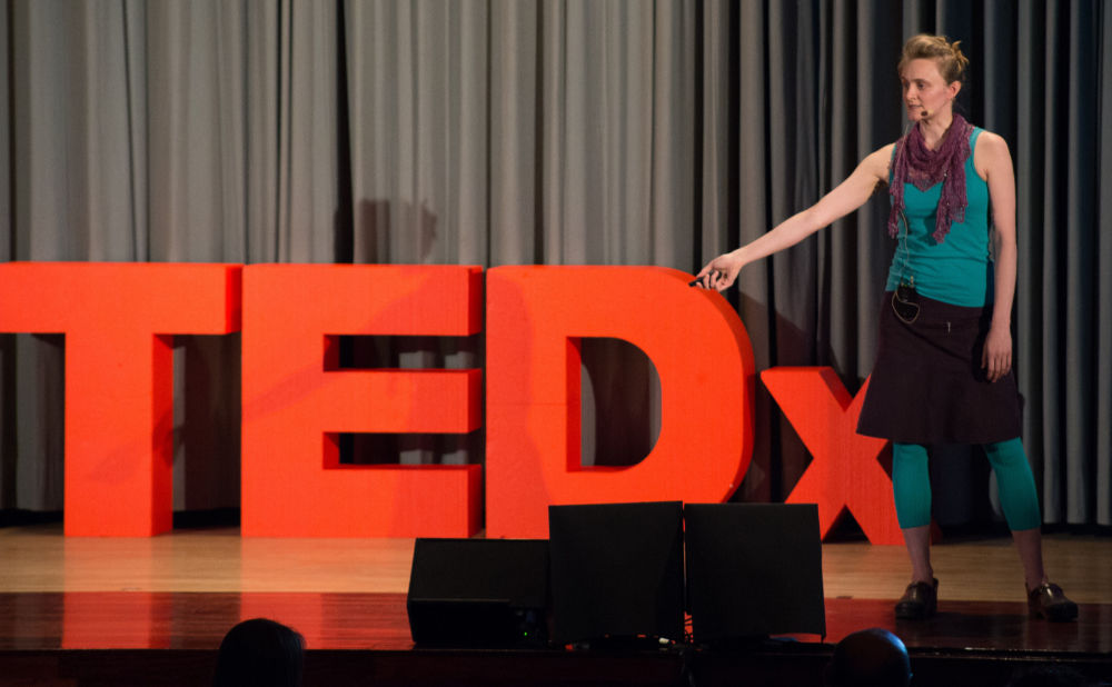 Gwenn Seemel fait son talk à TEDx Geneva, en Suisse
