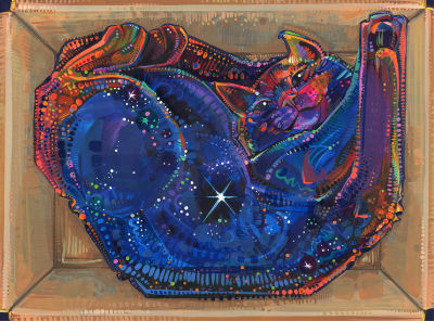un chat fait de l’univers jouant dans une boîte en carton vide, tableau de la peintre Gwenn Seemel