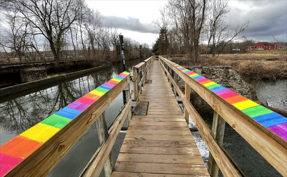 art et désobéissance civile au pont d’Alexauken Creek dans le parc du canal D&R, New Jersey